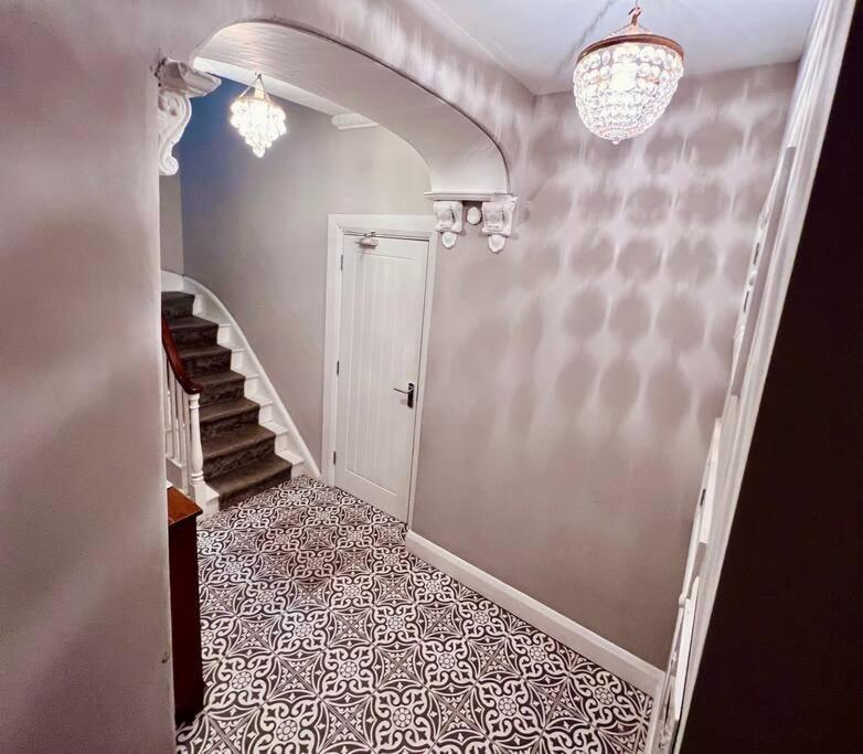 Smart-Home In Original Victorian Building Бристоль Экстерьер фото