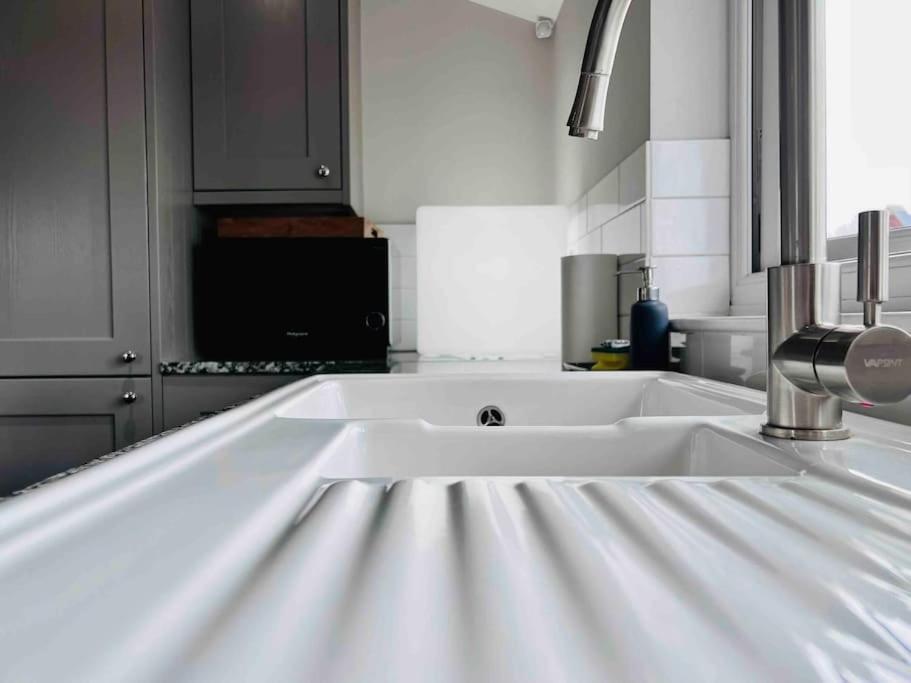Smart-Home In Original Victorian Building Бристоль Экстерьер фото